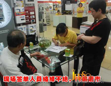 現(xiàn)場(chǎng)簽單人員絡(luò)繹不絕 現(xiàn)場(chǎng)簽單人員絡(luò)繹不絕