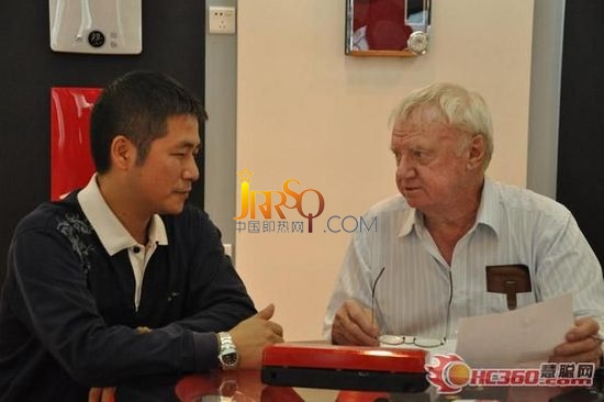 研發(fā)探討讓劉嗣其與比爾經(jīng)常坐一起 