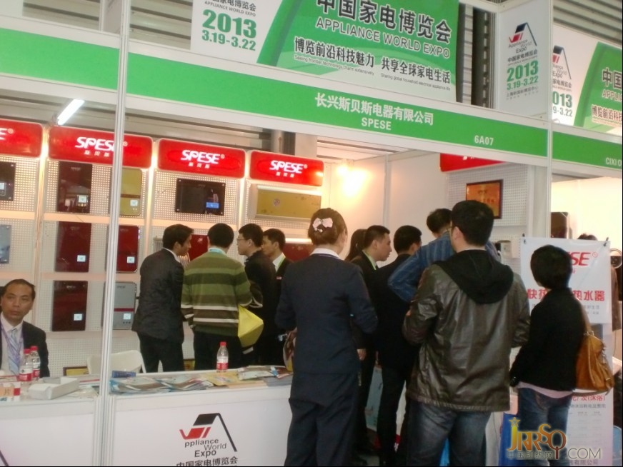  斯貝斯即熱式電熱水器的展柜前人山人海，摩肩擦踵