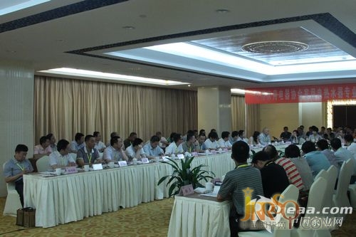 電熱水器產(chǎn)能超3000萬(wàn)臺(tái) 廠商應(yīng)謹(jǐn)慎投資 中國(guó)家電協(xié)會(huì)電熱水器專(zhuān)委會(huì)在安徽蕪湖召開(kāi)了2013年第一次會(huì)議