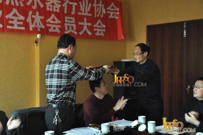 經(jīng)信委陳主任為獲獎?wù)哳C發(fā)榮譽證書
