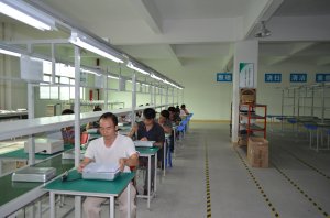 中山市榮氏電器有限公司座落于中山市火炬高新科技開發(fā)區(qū)訊通工業(yè)園，是一家專業(yè)從事研發(fā)、生產(chǎn)、銷售和服務(wù)為一體即熱式電熱水器、速熱式電熱水器的企業(yè)。