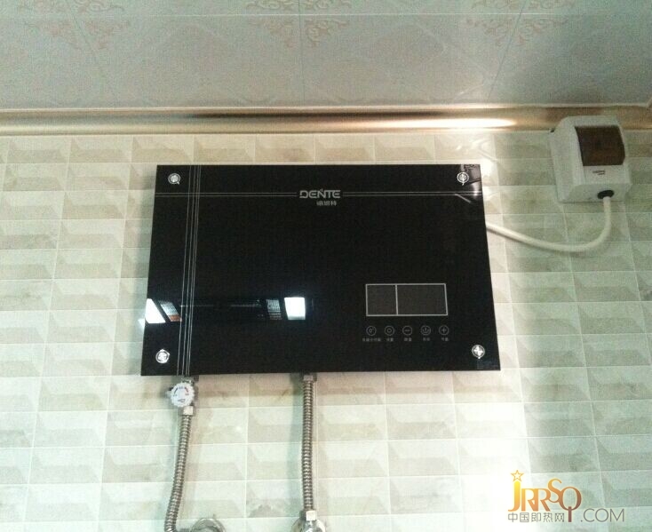 德恩特DTR/E3即熱式電熱水器采用智能微電腦控制系統(tǒng)，超大的液晶屏顯示，在使用過程中，一目了然，方便快捷，老人小孩都可以輕松學(xué)會(huì)，而且手自一體化設(shè)計(jì)，手動(dòng)與數(shù)字編碼器變頻自動(dòng)恒溫，設(shè)定溫度與出水溫度恒定，輕松搞定溫度，不會(huì)出現(xiàn)電熱水器那種忽冷忽熱的情況，大冬天你需要一個(gè)恒溫的熱水器。