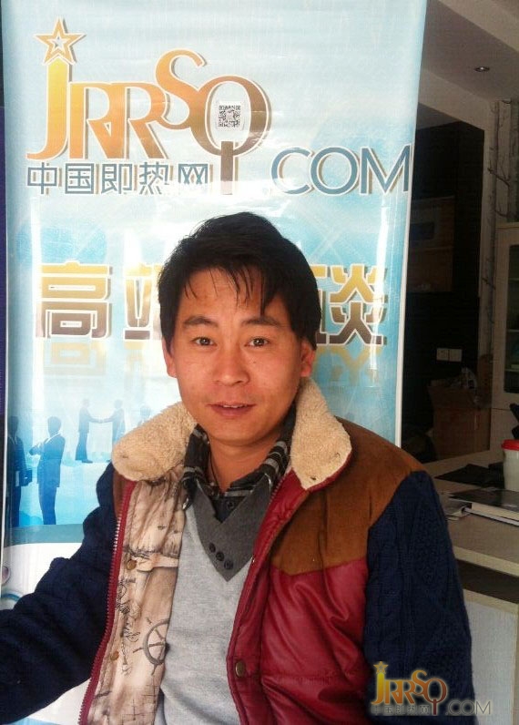 德恩特DTR/E3即熱式電熱水器采用智能微電腦控制系統(tǒng)，超大的液晶屏顯示，在使用過程中，一目了然，方便快捷，老人小孩都可以輕松學(xué)會(huì)，而且手自一體化設(shè)計(jì)，手動(dòng)與數(shù)字編碼器變頻自動(dòng)恒溫，設(shè)定溫度與出水溫度恒定，輕松搞定溫度，不會(huì)出現(xiàn)電熱水器那種忽冷忽熱的情況，大冬天你需要一個(gè)恒溫的熱水器。