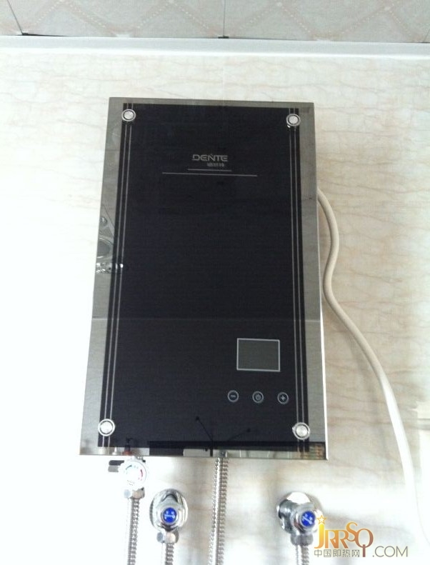 德恩特DTR/E3即熱式電熱水器采用智能微電腦控制系統(tǒng)，超大的液晶屏顯示，在使用過程中，一目了然，方便快捷，老人小孩都可以輕松學(xué)會(huì)，而且手自一體化設(shè)計(jì)，手動(dòng)與數(shù)字編碼器變頻自動(dòng)恒溫，設(shè)定溫度與出水溫度恒定，輕松搞定溫度，不會(huì)出現(xiàn)電熱水器那種忽冷忽熱的情況，大冬天你需要一個(gè)恒溫的熱水器。