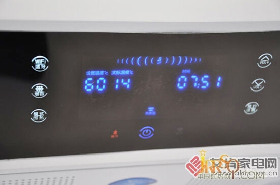 　　2015年3月11-14日，于上海新國(guó)際博覽中心舉辦的中國(guó)家電博覽會(huì)(簡(jiǎn)稱AWE)，一直都是主流家電品牌集體亮相的平臺(tái)，其中，廚衛(wèi)電器作為重要產(chǎn)品領(lǐng)域，此次W3館以全展館的精品面貌整體展示了當(dāng)前廚衛(wèi)產(chǎn)品的發(fā)展態(tài)勢(shì)。  　　其中，此次展館面積達(dá)200平米的廣東格美淇帶來(lái)了最新升級(jí)版的“會(huì)唱歌”的電熱水器，和此前需插入U(xiǎn)SB和讀卡器才能進(jìn)行音樂播放的形式不同，這款新品只需連接智能藍(lán)牙，即可一邊沐浴一邊享受音樂的美妙。   格美淇展臺(tái)   格美淇最新升級(jí)版的音樂機(jī)，只需用藍(lán)牙連接即可自動(dòng)播放音樂  　　其實(shí)，熱水器產(chǎn)品發(fā)展到現(xiàn)在，洗澡對(duì)于很大部分人來(lái)說(shuō)已經(jīng)成為了一種舒適的享受。不過(guò)光是單純的洗浴和單一的水聲好像還不足以讓人盡興，超過(guò)70%的人在洗澡時(shí)喜歡唱歌或聽歌，以達(dá)到舒緩神經(jīng)、放松身心的目的。   觸控面板  　　另外，此款熱水器同樣采用雙核2代加熱技術(shù)，Z型發(fā)熱管設(shè)計(jì)，分成上、下兩種不同高度的分布在內(nèi)膽里面，加熱效率高，即開即洗、無(wú)需等待。支持多人洗浴、6倍增容，讓沐浴也暢快。同時(shí)產(chǎn)品國(guó)家1級(jí)能效，同比其他電熱水器產(chǎn)品更節(jié)能省錢。   格美淇此前最先推出的“會(huì)唱歌”的電熱水器DW30-D50T/S  　　操作性上也更為簡(jiǎn)便，用戶只需要輕輕點(diǎn)擊觸控面板，就可以輕松控制電熱水器，時(shí)尚感與科技感兼具。同時(shí)，還有紅外線遠(yuǎn)程遙控功能，可通過(guò)紅外線遙控器控制電熱水器，想聽歌、想換其他功能只需輕輕一按，如此時(shí)尚、智能化、又人性化的“會(huì)唱歌”的熱水器，趕緊入手為寒冬添上暖意吧~