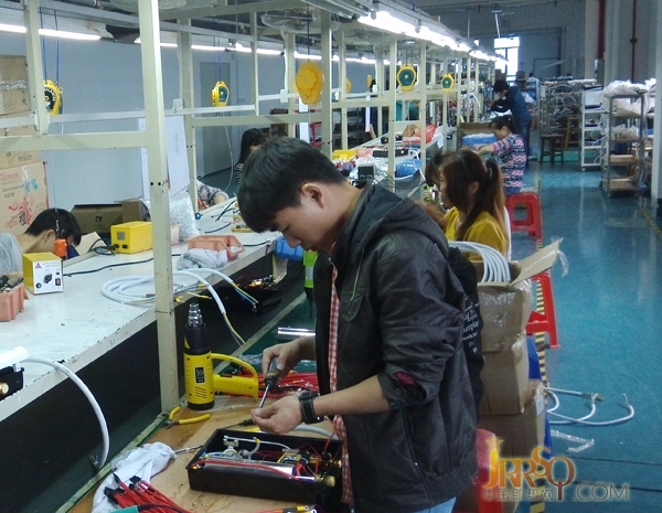 員工們正在忙碌的裝配即熱式電熱水器