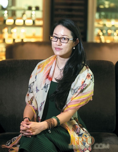東莞美女企業(yè)家鄧秀敏，現(xiàn)任東莞市女企業(yè)家協(xié)會常務副會長兼秘書長。
