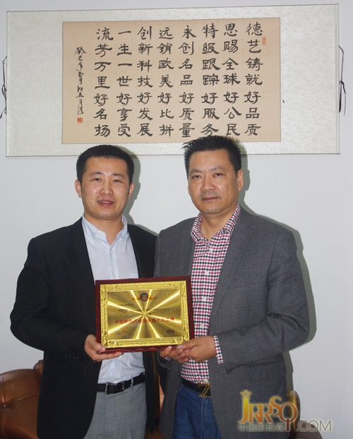 中國(guó)即熱網(wǎng)張總（左）和德恩特馮總（右）授牌合影