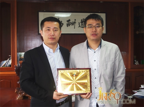 中國(guó)即熱網(wǎng)張總（左）和美歐達(dá)汪總（右）合影
