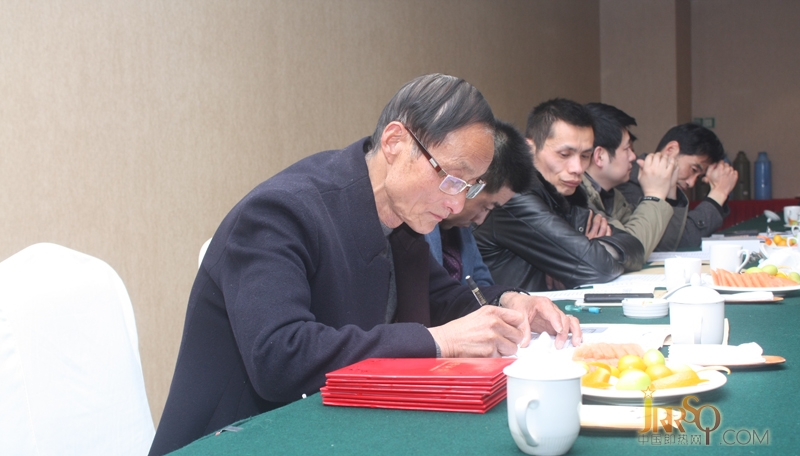行業(yè)協(xié)會表彰施吉承吳漢平科技創(chuàng)新發(fā)明成果
