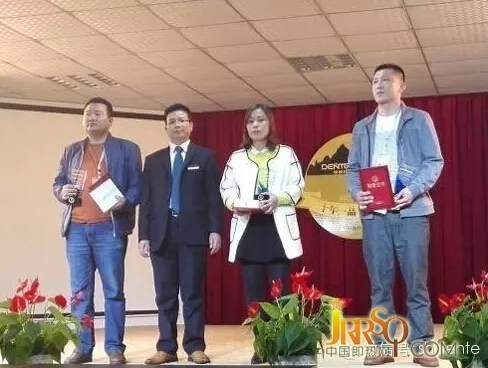 積極鼓勵(lì)經(jīng)銷商獎(jiǎng)！堅(jiān)定信心，明年會(huì)更好！這手上拿的是獎(jiǎng)品嗎？?。? width=