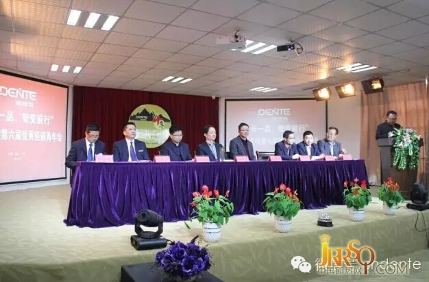 嘉賓領(lǐng)導(dǎo)已經(jīng)入座，氣氛逐漸開始升溫！