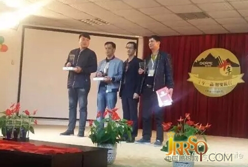 積極鼓勵(lì)經(jīng)銷商獎(jiǎng)！堅(jiān)定信心，明年會(huì)更好！這手上拿的是獎(jiǎng)品嗎？?。? width=