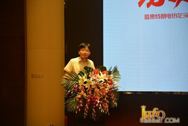 馮總在發(fā)言中從產(chǎn)品、生產(chǎn)、營銷三個方面介紹奧特朗電熱龍頭，尤其從設(shè)計、材質(zhì)、加熱器、控制方式及極致精神等多方面介紹了產(chǎn)品的優(yōu)勢。