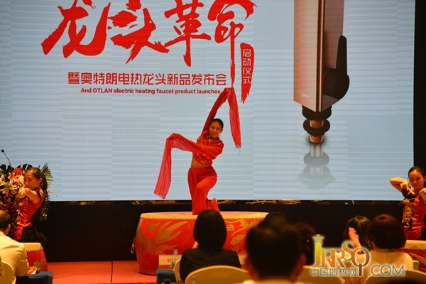 之后舉行了“龍頭革命”最重要的環(huán)節(jié)：啟動儀式，由會議嘉賓共舉鼓錘，共同敲響龍頭革命的戰(zhàn)鼓，伴隨著表演者轟動的鼓聲和熱舞，寓意著我們的龍頭革命轟轟烈烈的開啟了。