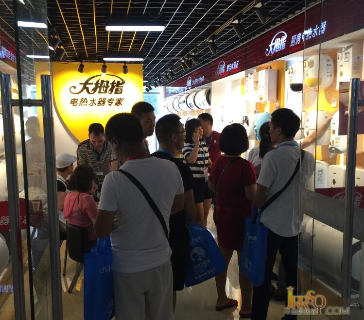 大拇指電熱水器展會(huì)盛況