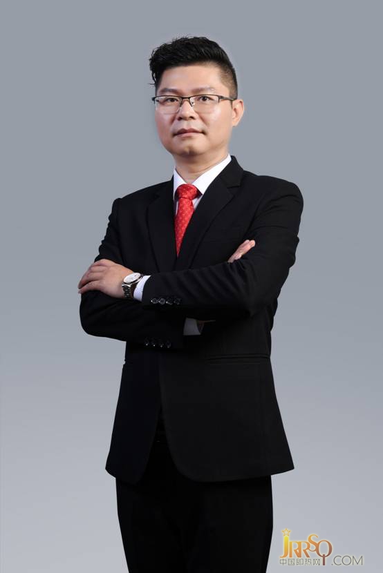 黃總個人形象照片.jpg